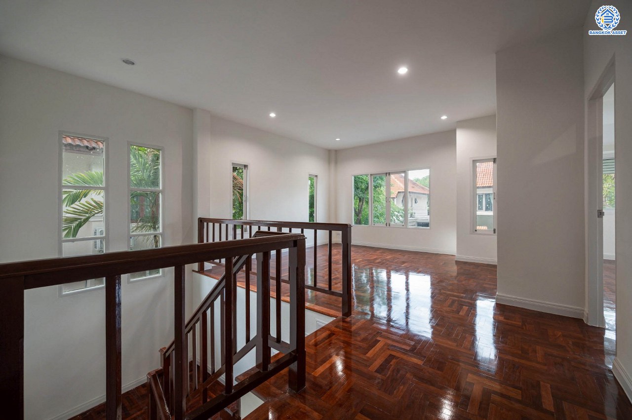 บ้านมือสองตกแต่งใหม่ โครงการ ศุภวรรณ5 บางแค ดีไซน์หรูหรา เนื้อที่กว้าง 60.6 ตร.ว. ฟังก์ชัน 3 ห้องนอน 3 ห้องน้ำ 1 ห้องแม่บ้าน 2 ที่จอดรถ ฟังก์ชันครบตอบทุกไลฟ์สไตล์ บนทำเลศักยภาพ เชื่อมต่อถนนกาญจนาภิเษก ใกล้เดอะมอลล์บางแค ใกล้รถไฟฟ้าสายสีน้ำเงิน "สถานีหลักสอง" และจุดขึ้นทางด่วน "กาญจนาภิเษก"